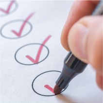 Imagem de uma caneta assinalando como concluído o último ítem de uma lista de checagem com todos os anteriores já assinalados