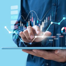 Imagem de uma pessoa utilizando um tablet com informações e gráficos saindo da tela